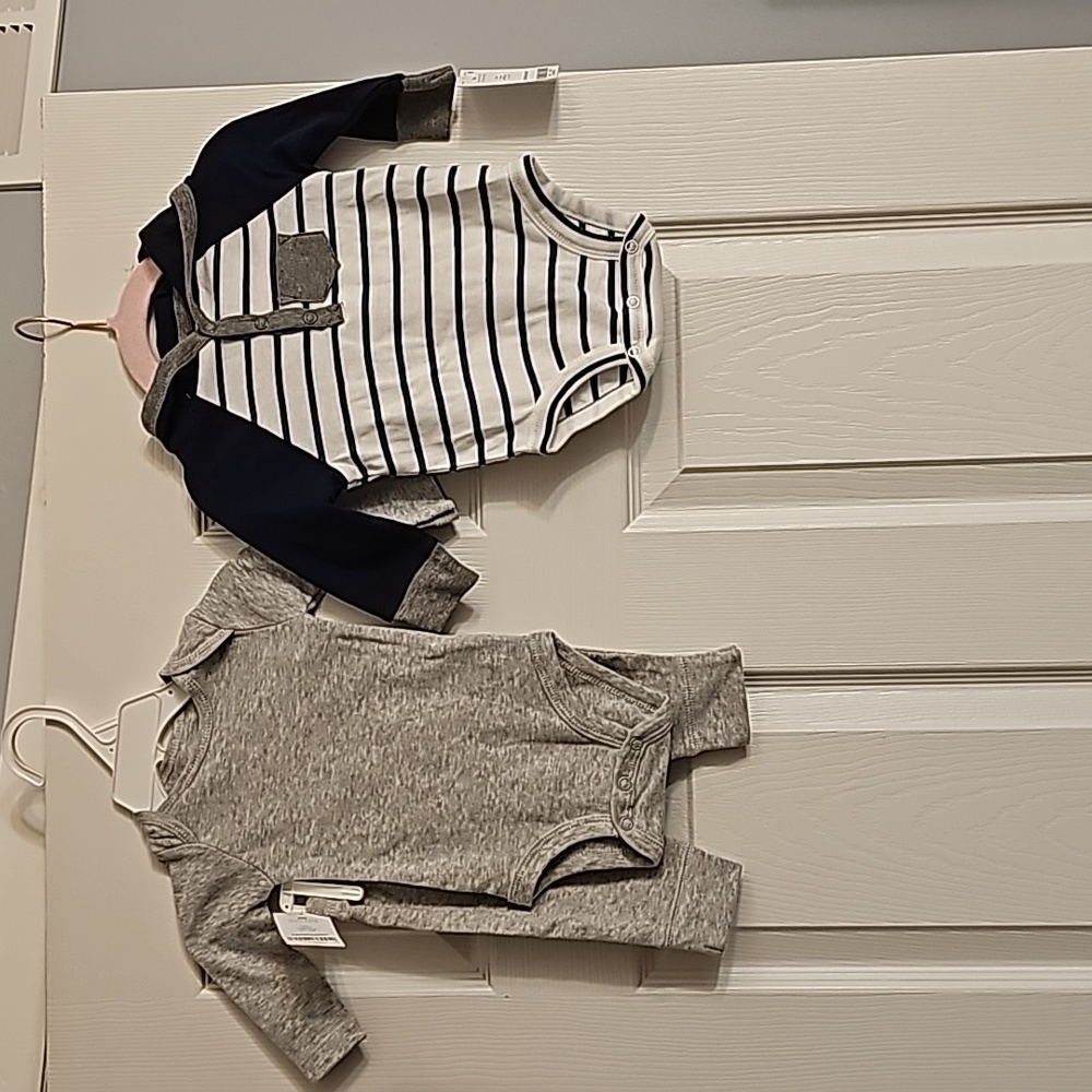 NWT 3-6m Carter's 3 piece grey long sleeve one-sie, matching pants, and hoodie.